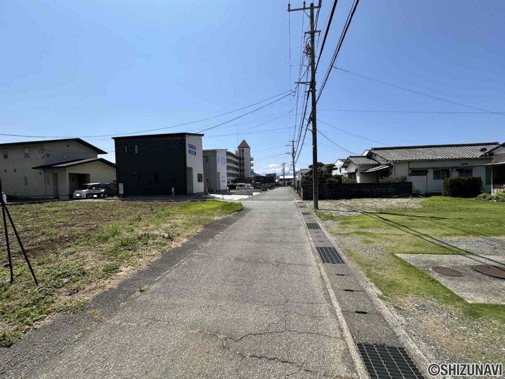 西側道路を撮影。
