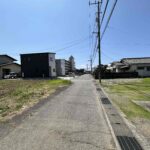 西側道路を撮影。