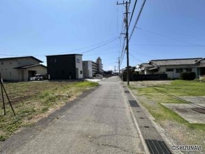 西側道路を撮影。