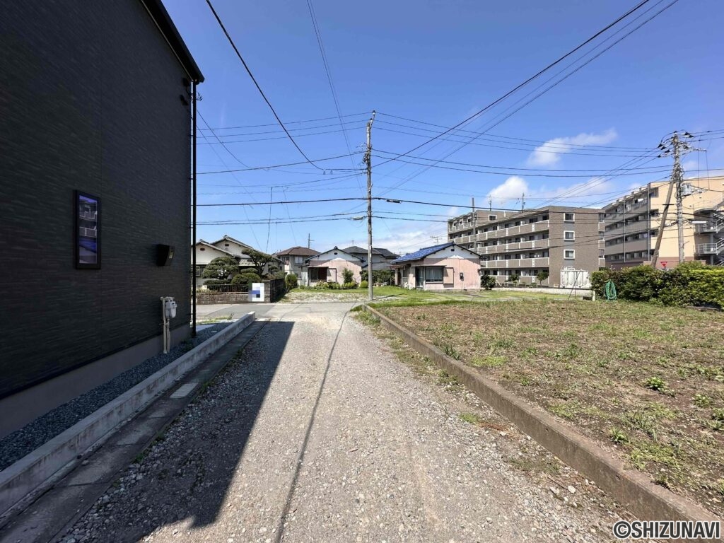 南側私道。持ち分有り。