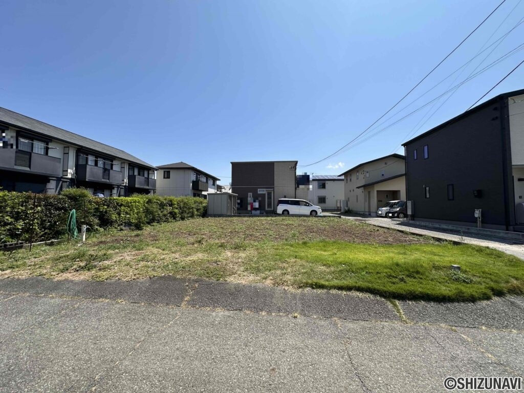 大岡小学校まで徒歩2分。お子様の通学も安心です。