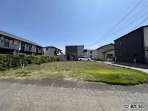 大岡小学校まで徒歩2分。お子様の通学も安心です。