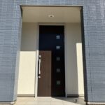 玄関前の写真です。