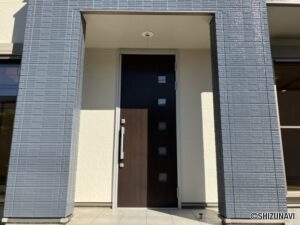 玄関前の写真です。