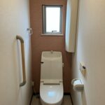 1階トイレは窓付きで風通しも抜群です。