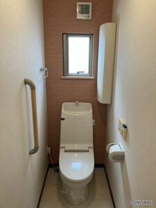 1階トイレは窓付きで風通しも抜群です。