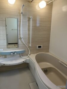 浴室乾燥機、追い炊き機能付きの浴槽です。