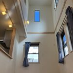 リビングダイニングの吹き抜けで室内が広々と感じます