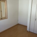 2階北東側の洋室5.4帖の別角度から撮影です。