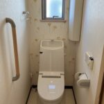 2階トイレの写真です。壁紙がおしゃれですね☆