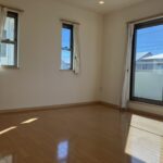 2階洋室8帖は日あたり、風通し良好です♪