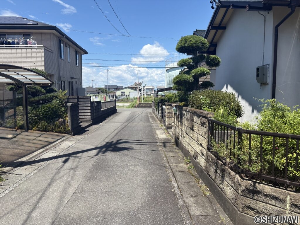 西側前面道路です。