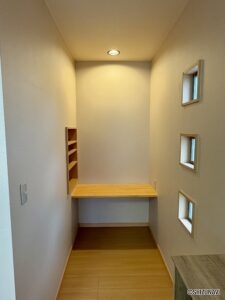 寝室奥のワークスペースです。書斎やお子様の学習スペースとしてお使いいただけます。