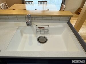 人工大理石のシンクでお掃除が楽々できます。
