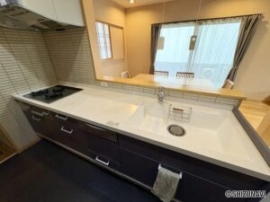 リビング直結のカウンターキッチンです。