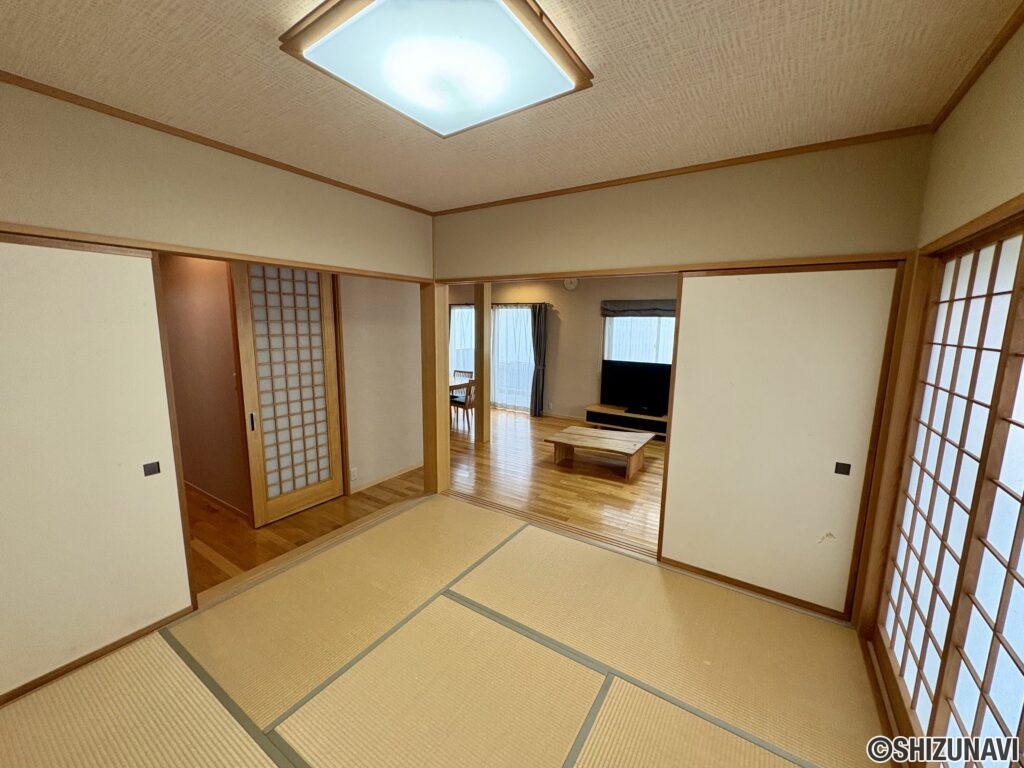リビングから小上がりの和室に繋がっています。