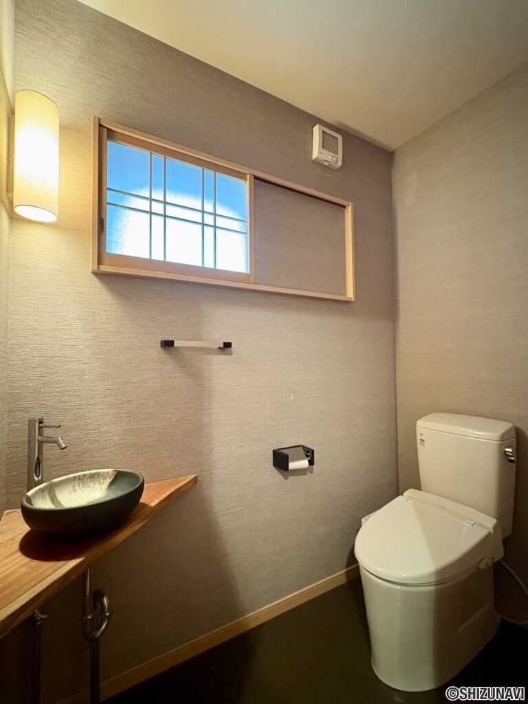 1階のトイレです。和風でおしゃれな作りになっています。