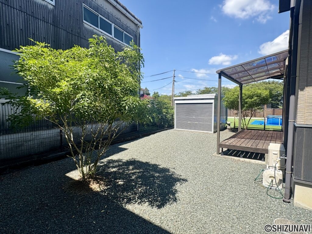 建物裏には庭がございます。