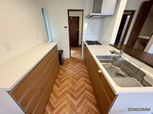 キッチンスペースには備え付けの棚がございます。
