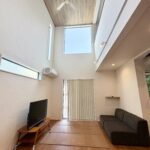 リビングは吹き抜けになっており開放感にあふれています。シーリングファンでお部屋の空調管理もできます。