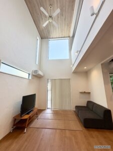リビングは吹き抜けになっており開放感にあふれています。シーリングファンでお部屋の空調管理もできます。