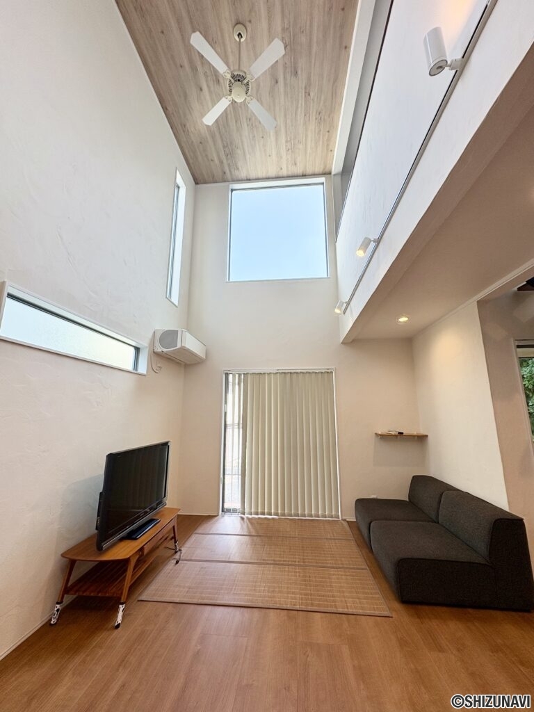 リビングは吹き抜けになっており開放感にあふれています。シーリングファンでお部屋の空調管理もできます。