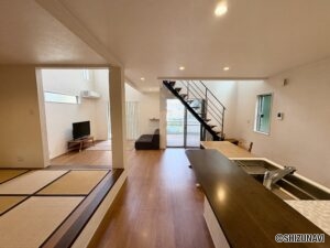 リビング、キッチン、和室がシームレスにつながる間取りです。