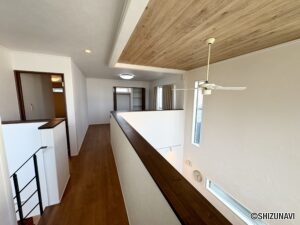 2階は吹き抜けで1階と通じております。