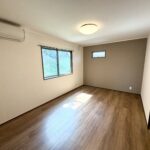 2階の洋室です。一か所だけ壁紙の色が違う、アクセントクロスがおしゃれです。
