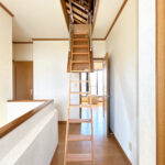 【2階廊下】屋根裏収納へのはしごです。