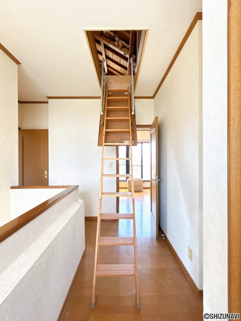 【2階廊下】屋根裏収納へのはしごです。