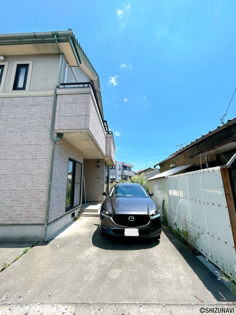 【駐車場】普通車1台に加えて前面道路側に横付けで軽自動車1台が駐車可能です。