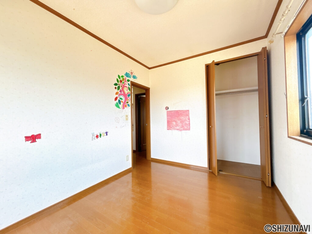 【2階6帖洋室】南側に窓があるので明るいお部屋となっております。