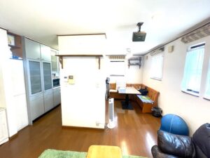 今泉6丁目　3階建てインナーガレージ付き５ＬＤＫ　大手ハウスメーカー建築の中古建ての画像