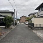 【前面道路】主要道路から離れた住宅地内にあるので、車の出し入れはゆっくりしていただけます。