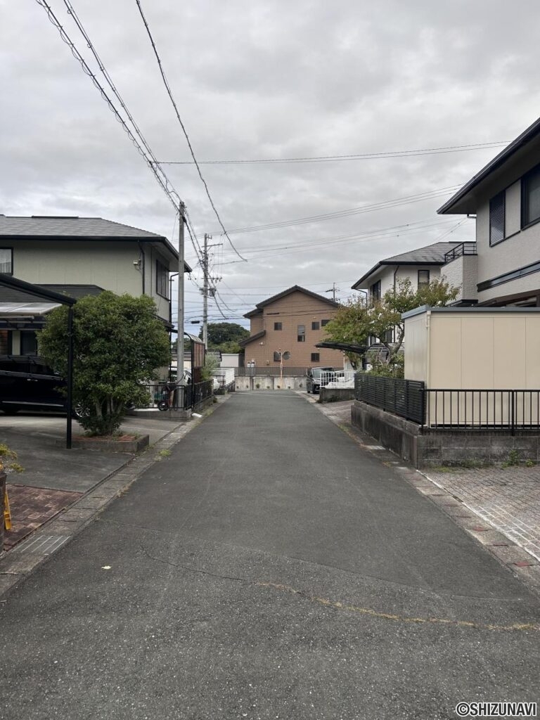【前面道路】主要道路から離れた住宅地内にあるので、車の出し入れはゆっくりしていただけます。