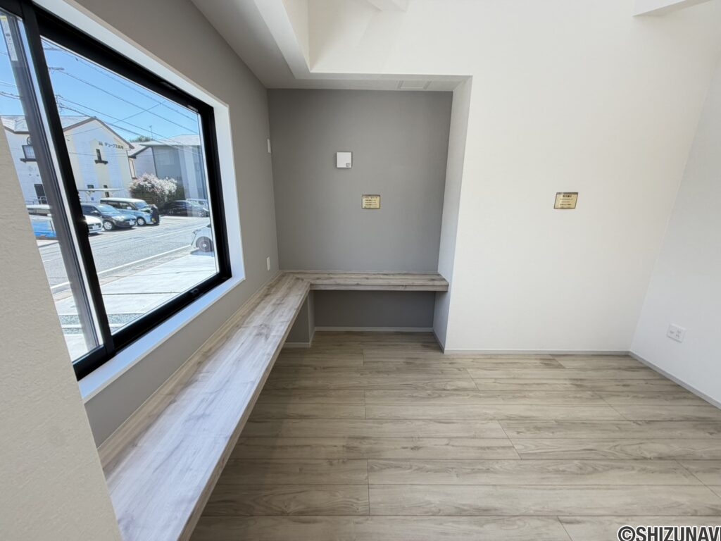 1号棟　ワークスペース吹き抜け空間の窓側にワークスペースあり