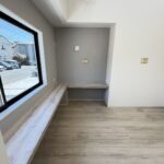 1号棟　ワークスペース吹き抜け空間の窓側にワークスペースあり