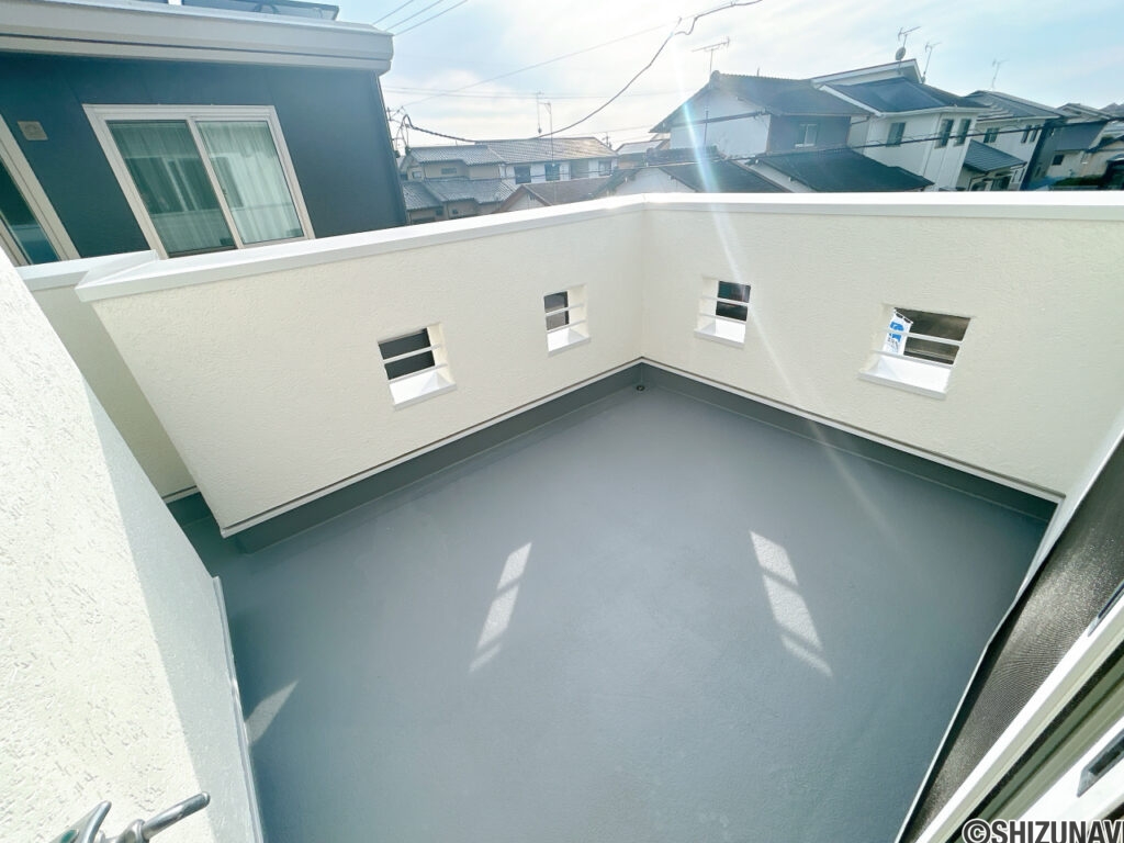 【リフォーム済み／バルコニー】バルコニーは塗装を行います。2階の南西側にあり、日を遮る大きな建物もないため、洗濯物は良く乾きそうですね。