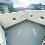 【リフォーム済み／バルコニー】バルコニーは塗装を行います。2階の南西側にあり、日を遮る大きな建物もないため、洗濯物は良く乾きそうですね。