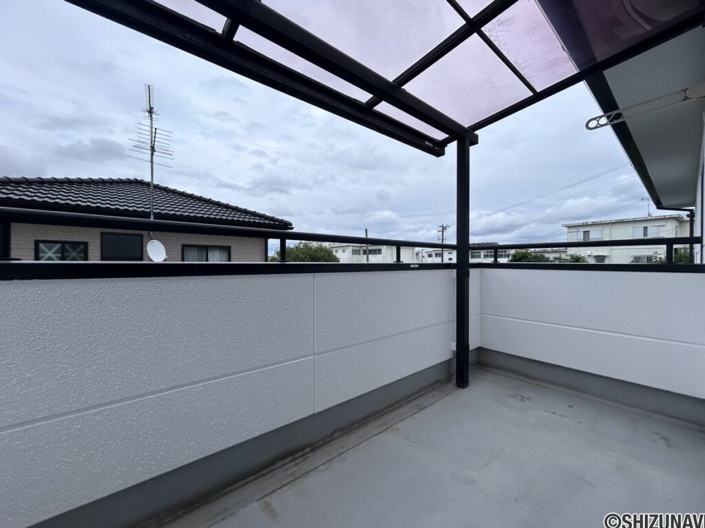 【バルコニー】クリーニングを行います。