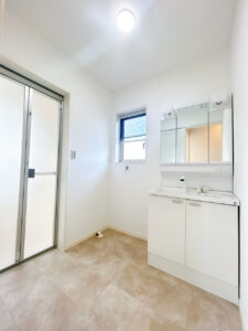 【リフォーム中／洗面化粧台】洗面化粧台はハウステック製の新品に交換いたしました。三面鏡の裏側はすべて収納になっています。洗面ボウルは底が平らなので、つけ置き洗いなどの家事でも活躍します。