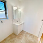 【リフォーム済み／洗面化粧台】洗面化粧台はハウステック製の新品に交換いたしました。三面鏡の裏側はすべて収納になっています。洗面ボウルは底が平らなので、つけ置き洗いなどの家事でも活躍します。