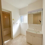 【リフォーム済み/洗面所】浴室横の洗面所には洗濯機置き場もしっかり確保。