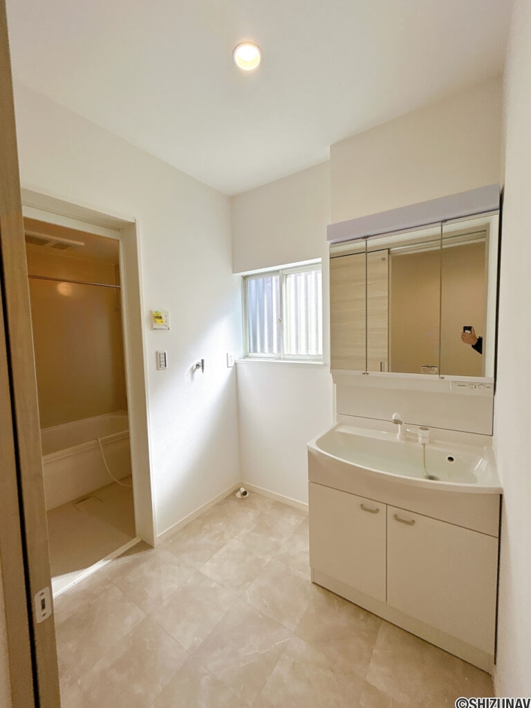 【リフォーム済み/洗面所】浴室横の洗面所には洗濯機置き場もしっかり確保。