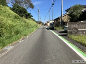 北側前面道路の東側写真です。