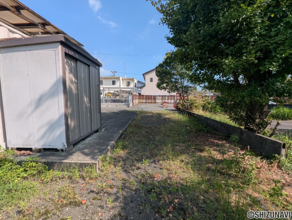 手前の土地（左手）には倉庫などがあります。