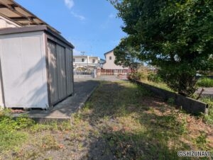 手前の土地（左手）には倉庫などがあります。