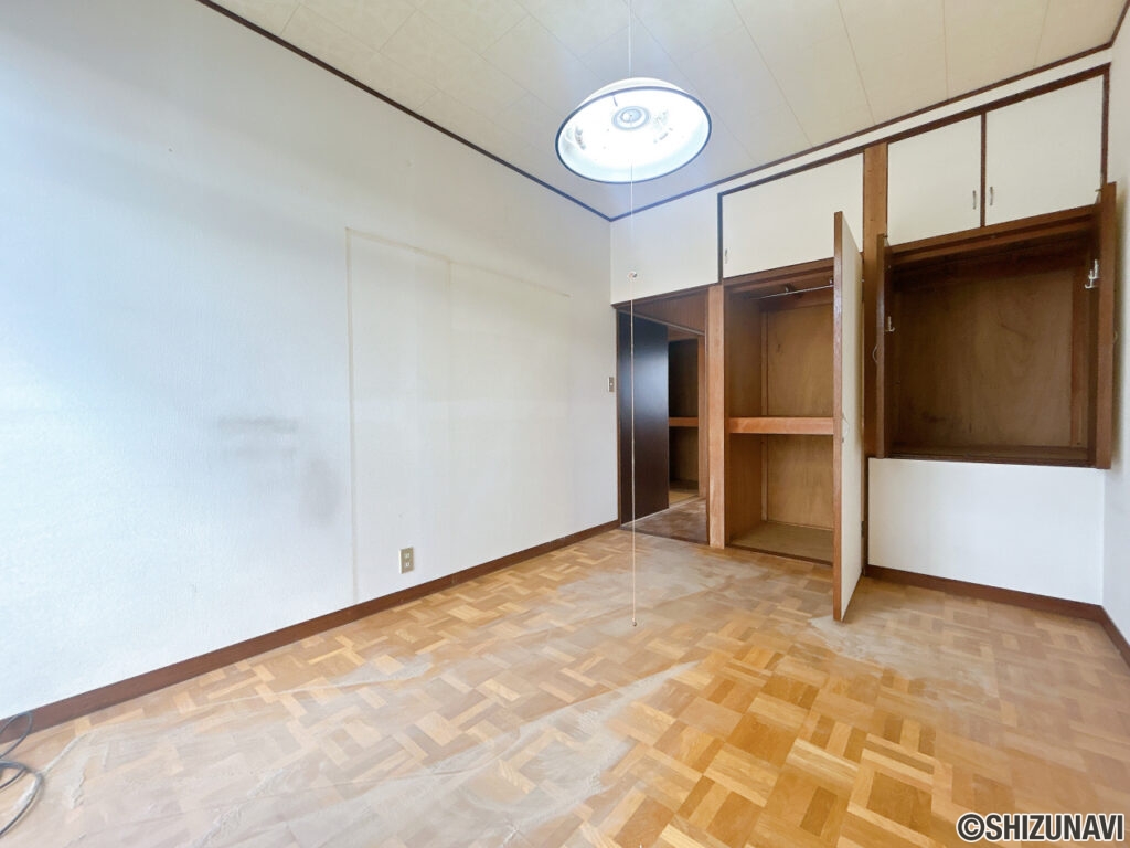 【リフォーム中/2階東側洋室別角度（10/17撮影）】オープン収納を設け、枕棚とハンガーパイプを設置する予定です。