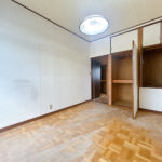 【リフォーム中/2階東側洋室別角度（10/17撮影）】オープン収納を設け、枕棚とハンガーパイプを設置する予定です。